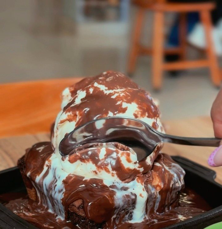 Brownie com sorvete e calda de chocolate da Dona Casquinha