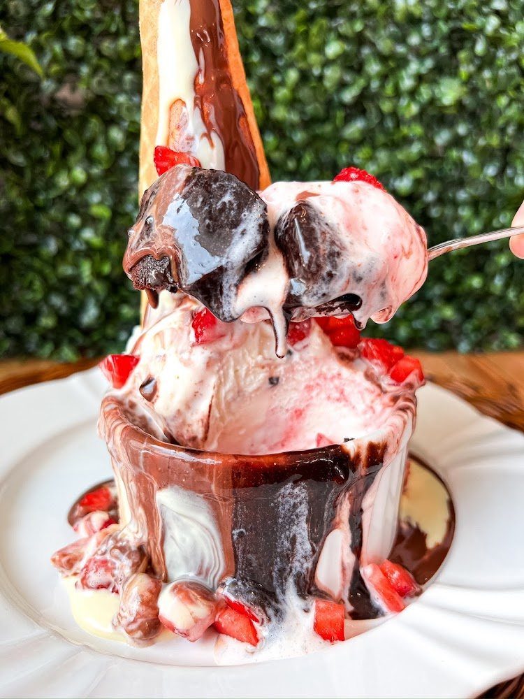Taça de brownie com sorvete de morango e calda de chocolate da Dona Casquinha